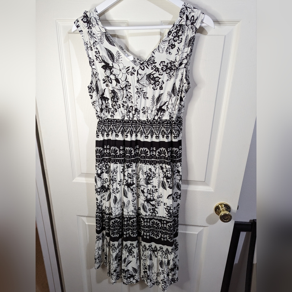 Lapis black & white floral sleeveless boho Midi dress size medium